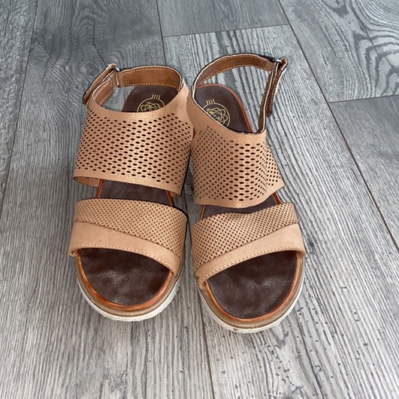 Shoes - Picture 3 of 8